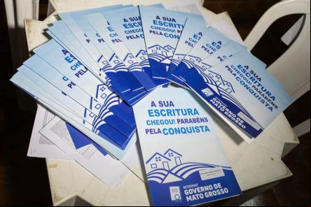 Governo de MT entrega escrituras de im