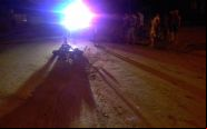 Motociclista cai em buraco de rua do Centro de Santa Terezinha e fica ferido (veja fotos)