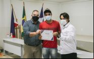 Alunos recebem certificado de conclus