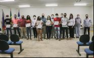 Alunos recebem certificado de conclus