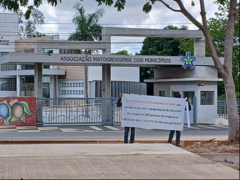 Pessoas protestam em Cuiab