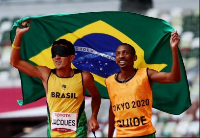 Brasil conquista 100