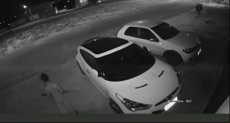 Homem armado quebra vidro de carro de blogueira em 