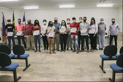 Alunos recebem certificado de conclus