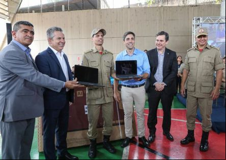 Mendes entrega 30 mil chromebooks: 