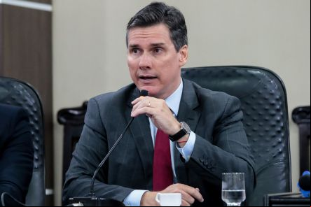 Gasolina sobe 41% em 2 meses; Gallo culpa pol