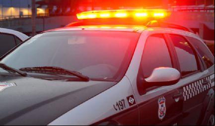Homem se joga na frente de caminh