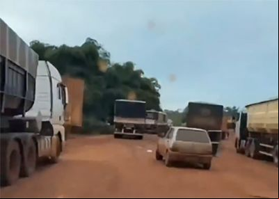 Fila quilométrica de caminhões se forma na MT-322 sentido São José do Xingu devido atoleiros; veja vídeo