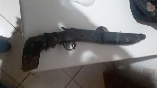 Homem armado rouba motocicleta e estabelecimento e 
