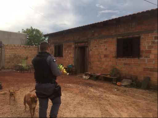 Policiais militares de Confresa distribuem doa