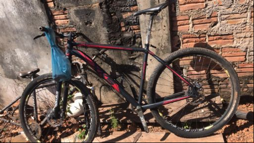 Grupo de atletas de Confresa se une para consertar bicicleta de colega ciclista