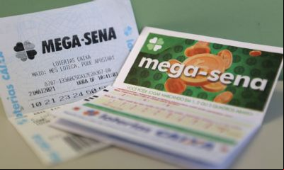 Mega-Sena acumula e pr