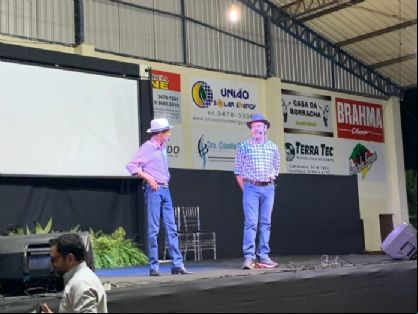 Com show de dupla de humoristas, Sicredi apresenta resultados de 2023 e nova ag