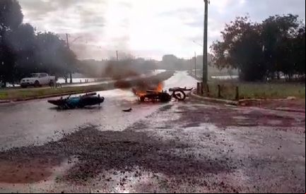 Grave acidente no Eco Park em Confresa deixa dois feridos; moto ficou em chamas (veja v