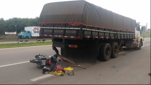 Motociclista colide com caminh