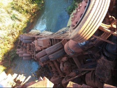 Carreta cai de ponte na MT-020 em Canarana; rodovia est
