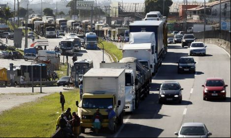 Caminhoneiros recebem aux