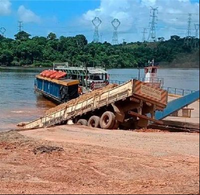 Caminhoneiro se joga, e carreta desgovernada cai no Rio Xingu