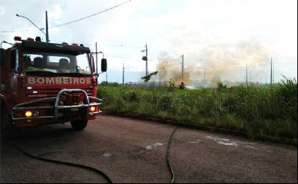 Bombeiros combatem queimada no per