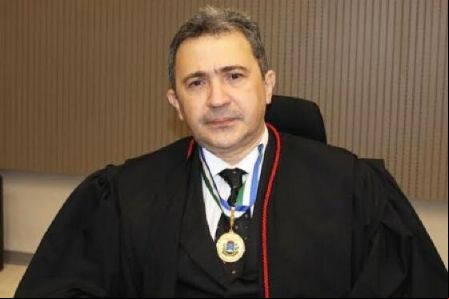 Desembargador afastado 