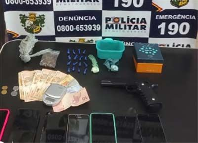 PM prende dois e desarticula boca de fumo ap