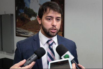 Juiz manda Ulysses apagar v