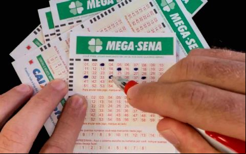 Mega-Sena acumula, e pr