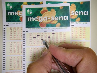 Mega-Sena acumula e pr