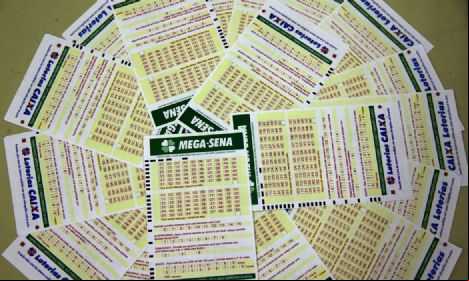 Mega-Sena acumula e pr