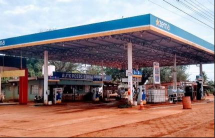 Bandidos armados rendem 4 pessoas e roubam R$ 4.500 de posto de combust
