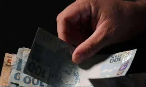 Caixa libera abono salarial para trabalhadores nascidos em agosto