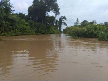 Rio transborda e moradores da zona rural de 