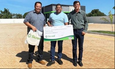 Presidente da Sicredi Araxingu visita Alto Boa Vista/MT e entrega cheque de 24 mil a associado