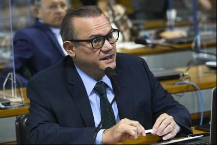 UFR aprova b